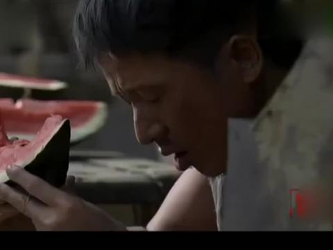 迷龙吃瓜摔死人视频播放,视频播放引发网友热议