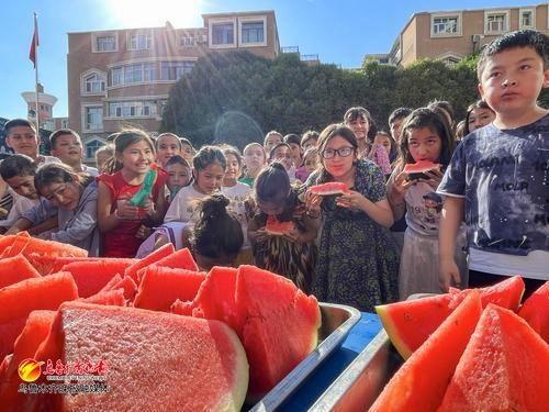 小学生们的吃瓜比赛视频,小学生们的欢乐食趣大比拼