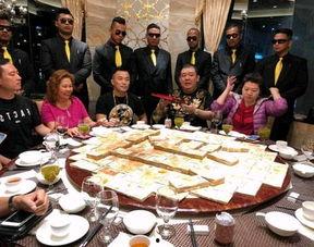 吃瓜群众吃瓜现场视频播放,吃瓜群众围观吃瓜盛况，视频记录全民狂欢瞬间